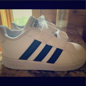 Adidas baby court sneaker EUC